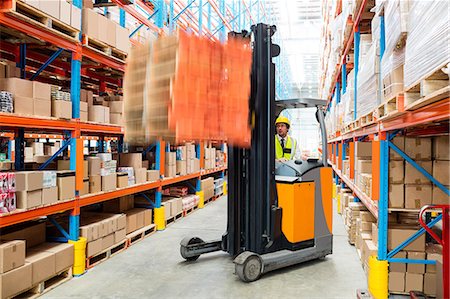 supplies (stock of essential items needed to sustain life) - Warehouse manager using a forklift Foto de stock - Sin royalties Premium, Código: 6109-08581587