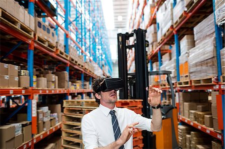 realidad virtual - Warehouse manager using an oculus Foto de stock - Sin royalties Premium, Código: 6109-08581586