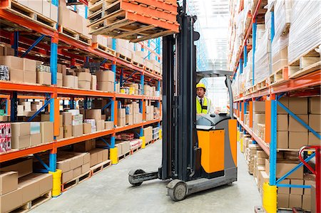 simsearch:693-03315336,k - Warehouse manager using a forklift Stock Photo - Premium Royalty-Free, Code: 6109-08581588