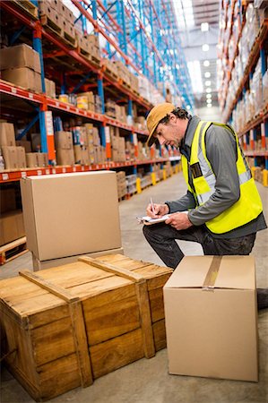 Warehouse worker checking his list on clipboard Photographie de stock - Premium Libres de Droits, Code: 6109-08581594