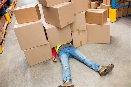 supplies (stock of essential items needed to sustain life) - Worker lying on the floor Foto de stock - Sin royalties Premium, Código: 6109-08581682