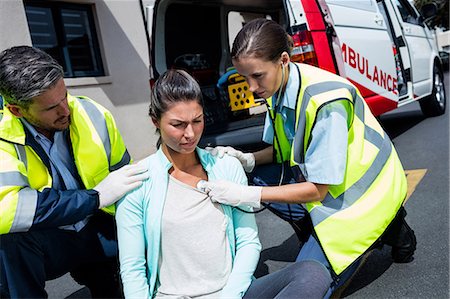 simsearch:6109-08689784,k - Ambulance men taking care of injured people Photographie de stock - Premium Libres de Droits, Code: 6109-08581748