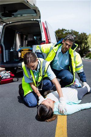 simsearch:6109-08581760,k - Ambulance men taking care of injured people Stockbilder - Premium RF Lizenzfrei, Bildnummer: 6109-08581750