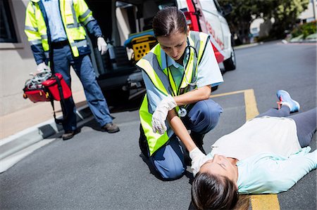 simsearch:6109-08689784,k - Ambulance men taking care of injured people Photographie de stock - Premium Libres de Droits, Code: 6109-08581751