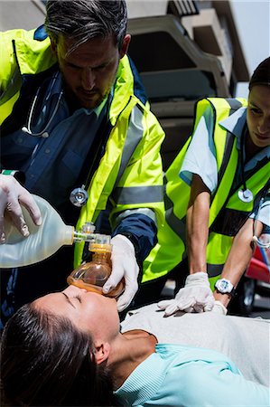 simsearch:6109-08689805,k - Ambulance men taking care of injured people Foto de stock - Sin royalties Premium, Código: 6109-08581755