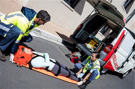 simsearch:6113-08321694,k - Ambulance men taking care of injured people Foto de stock - Sin royalties Premium, Código: 6109-08581759