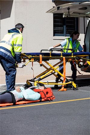 simsearch:6113-08321681,k - Ambulance men taking care of injured people Photographie de stock - Premium Libres de Droits, Code: 6109-08581763