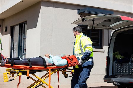 simsearch:6109-08581880,k - Ambulance men taking care of injured people Photographie de stock - Premium Libres de Droits, Code: 6109-08581765