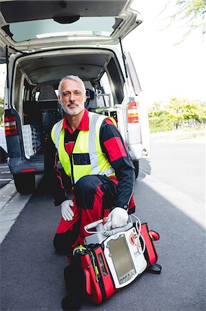 Portrait of ambulance man Photographie de stock - Premium Libres de Droits, Code: 6109-08581860