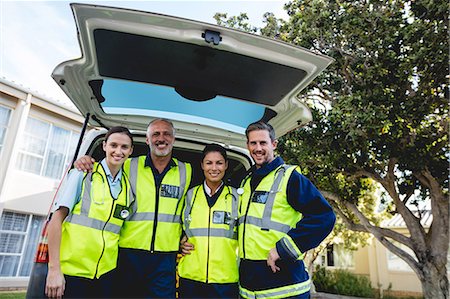 sirene (alarmgerät) - Portrait of a group of ambulancemen Stockbilder - Premium RF Lizenzfrei, Bildnummer: 6109-08581869