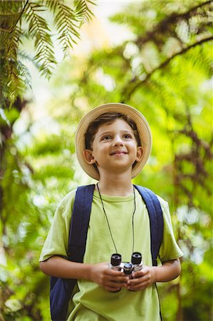 simsearch:6109-08581912,k - Happy boy holding binoculars Foto de stock - Sin royalties Premium, Código: 6109-08581897