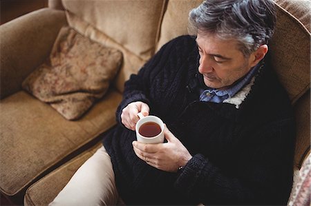 simsearch:6109-08581996,k - Casual man drinking a cup of tea while relaxing Fotografie stock - Premium Royalty-Free, Codice: 6109-08581968