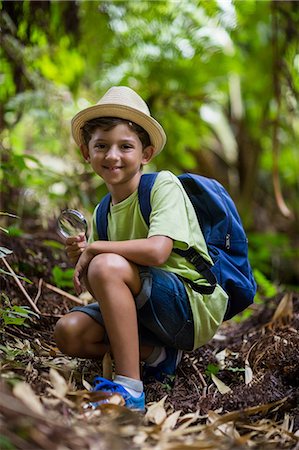 simsearch:6109-08581905,k - Smiling boy with magnifying glass Foto de stock - Sin royalties Premium, Código: 6109-08581901