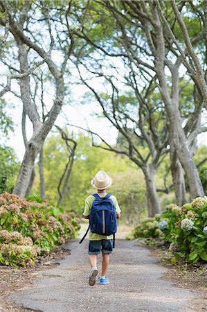 simsearch:6109-08581905,k - Rear view of little boy walking on path Foto de stock - Sin royalties Premium, Código: 6109-08581925