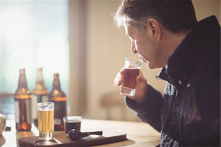 Mature man drinking alcohol Foto de stock - Sin royalties Premium, Código: 6109-08582067