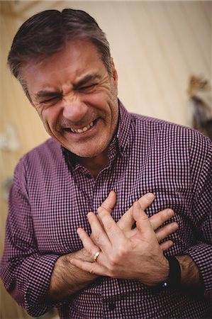 Mature man is doing an infarct Photographie de stock - Premium Libres de Droits, Code: 6109-08582017