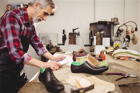 Concentrated cobbler working Stock Photo - Premium Royalty-Free, Code: 6109-08582113