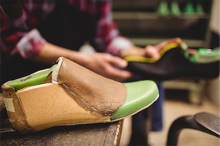 Focus on foreground of a pattern of shoes Foto de stock - Sin royalties Premium, Código: 6109-08582112