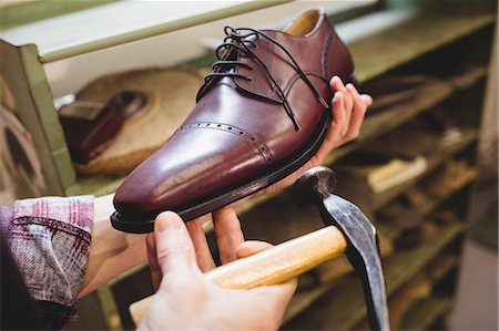 style - Close up of cobbler making a shoe Stockbilder - Premium RF Lizenzfrei, Bildnummer: 6109-08582132