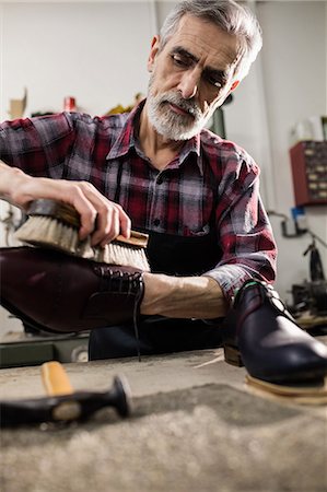 simsearch:6109-08705173,k - Portrait of cobbler polishing a shoe Photographie de stock - Premium Libres de Droits, Code: 6109-08582253