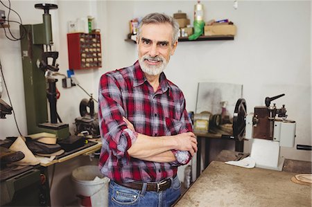 Cobbler smiling and posing with his arms crossed Photographie de stock - Premium Libres de Droits, Code: 6109-08582270