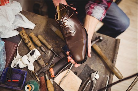 High angle view of hands holding a shoe Foto de stock - Sin royalties Premium, Código: 6109-08582276