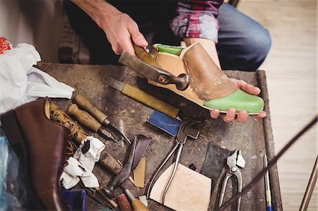 schuster - High angle view of hands hammering on a shoe Stockbilder - Premium RF Lizenzfrei, Bildnummer: 6109-08582278