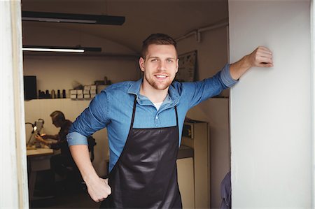 Young cobbler smiling and posing Photographie de stock - Premium Libres de Droits, Code: 6109-08582205