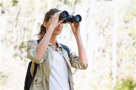 simsearch:6109-08536382,k - Woman using binoculars Photographie de stock - Premium Libres de Droits, Code: 6109-08536369