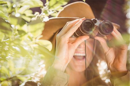 simsearch:6109-08536382,k - Woman using binoculars Photographie de stock - Premium Libres de Droits, Code: 6109-08536385