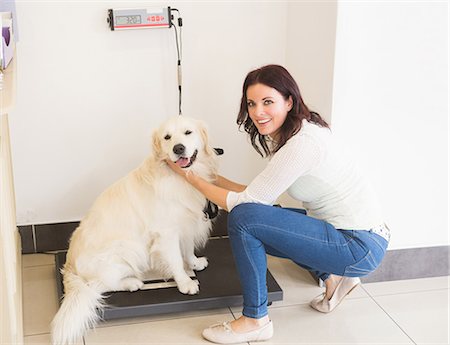 simsearch:6109-08536529,k - Woman weighing her dog on a veterinary scales Stockbilder - Premium RF Lizenzfrei, Bildnummer: 6109-08536543
