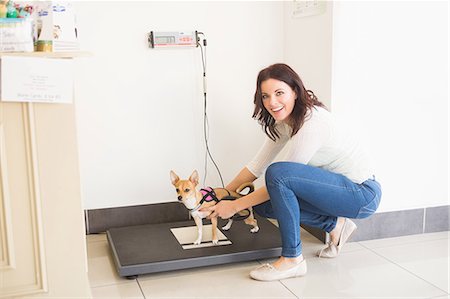 simsearch:6109-08536529,k - Happy woman weighing her dog on a veterinary scales Stockbilder - Premium RF Lizenzfrei, Bildnummer: 6109-08536544