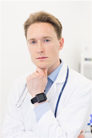 simsearch:400-07334526,k - Portrait of thoughtful veterinarian in clinic Stock Photo - Premium Royalty-Free, Code: 6109-08536586