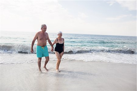 Senior couple holding hands and walking on the beach Foto de stock - Sin royalties Premium, Código: 6109-08536522