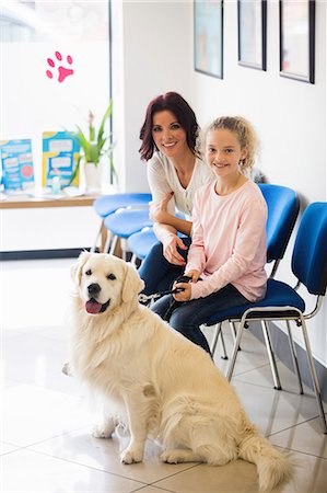 Happy mother and daughter sitting with dog Foto de stock - Sin royalties Premium, Código: 6109-08536537