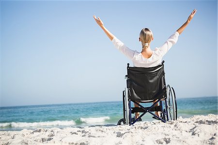 simsearch:6109-08536732,k - Woman in a wheelchair relaxing Fotografie stock - Premium Royalty-Free, Codice: 6109-08536737
