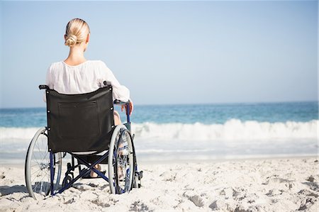 simsearch:6109-08536732,k - Woman in a wheelchair relaxing Fotografie stock - Premium Royalty-Free, Codice: 6109-08536738