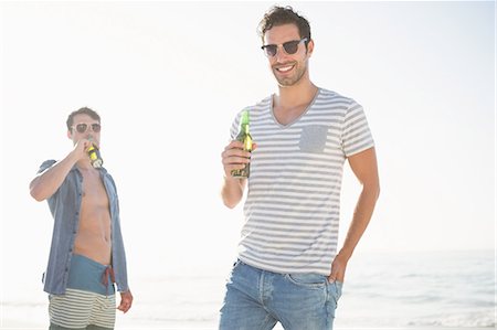 Friends drinking beer on the beach Foto de stock - Sin royalties Premium, Código: 6109-08536818