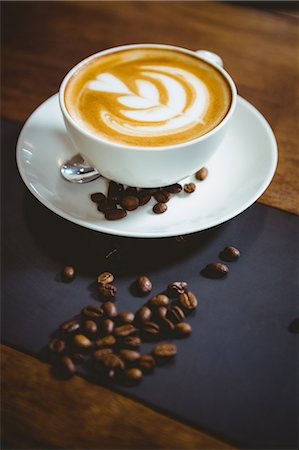 Cup of cappuccino with coffee and coffee beans Photographie de stock - Premium Libres de Droits, Code: 6109-08536940