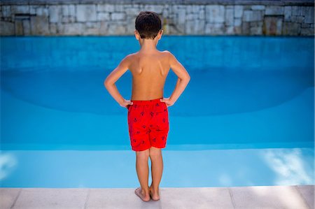 Shirtless boy standing in swimming pool Photographie de stock - Premium Libres de Droits, Code: 6109-08537045