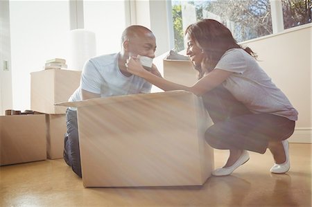 désordonné - Young couple having fun while unpacking box Photographie de stock - Premium Libres de Droits, Code: 6109-08537017