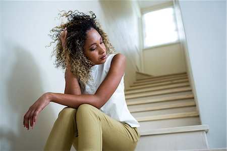 simsearch:6109-08536960,k - Tensed woman sitting on stairs Foto de stock - Sin royalties Premium, Código: 6109-08537150