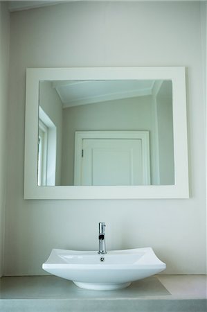 simsearch:6113-07790468,k - White sink and a mirror in bathroom Foto de stock - Sin royalties Premium, Código: 6109-08537167