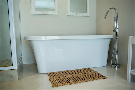 simsearch:693-06667887,k - Bathtub in a modern bathroom Foto de stock - Sin royalties Premium, Código: 6109-08537165