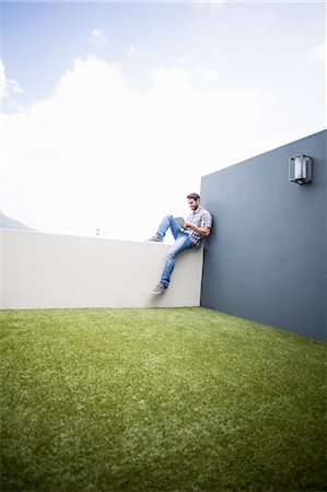 surfing the net - Man sitting on terrace using digital tablet Photographie de stock - Premium Libres de Droits, Code: 6109-08537127