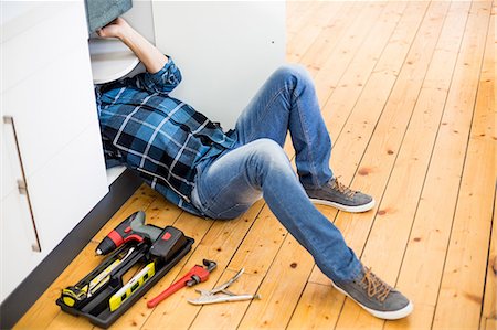 Man fixing kitchen sink Foto de stock - Sin royalties Premium, Código: 6109-08537125