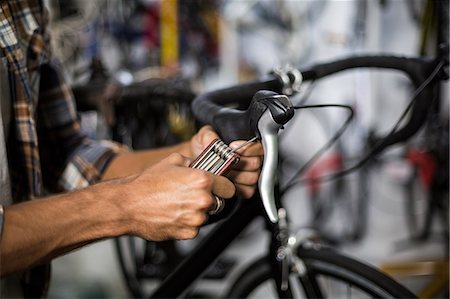 simsearch:6126-09204278,k - Bike mechanic checking at bicycle Foto de stock - Sin royalties Premium, Código: 6109-08537252