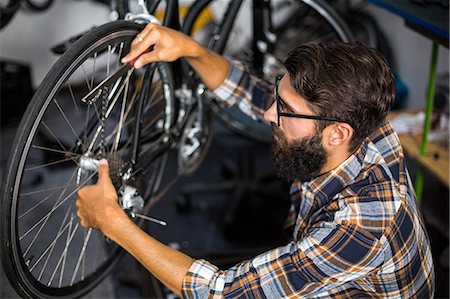 simsearch:6126-09204278,k - Bike mechanic checking at bicycle Foto de stock - Sin royalties Premium, Código: 6109-08537258