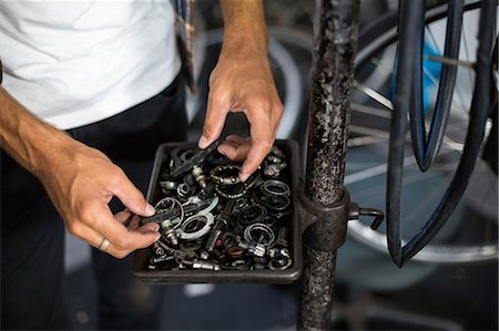 simsearch:6126-09204278,k - Bike mechanic checking at bicycle Foto de stock - Sin royalties Premium, Código: 6109-08537263