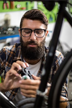 Bike mechanic checking at bicycle Stockbilder - Premium RF Lizenzfrei, Bildnummer: 6109-08537260
